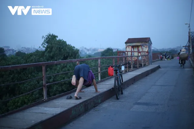 Tờ mờ sáng một số người dân vẫn ra đường thể dục trốn lệnh cấm ở Hà Nội - Ảnh 3.