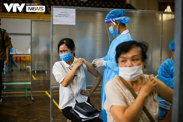 Sự chuyên nghiệp và ngăn nắp bên trong cơ sở tiêm vaccine COVID-19 tại Hà Nội - Ảnh 9.