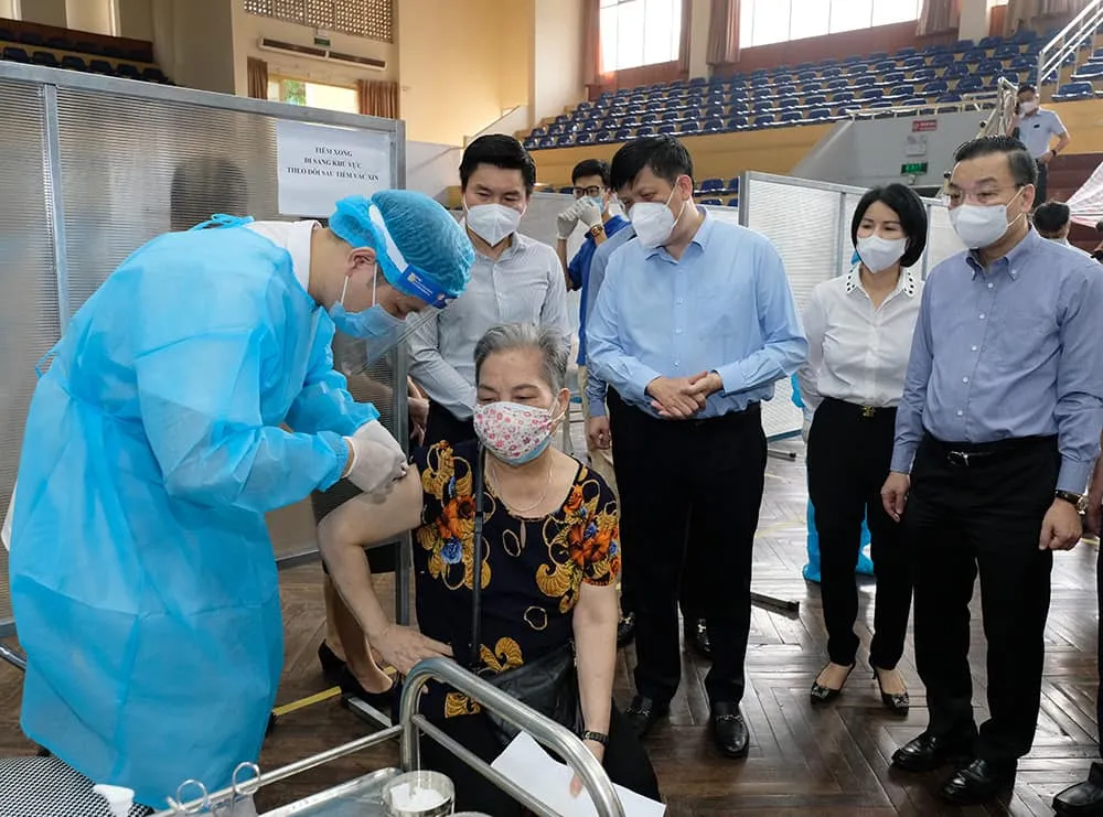 Hà Nội đã hoàn tất việc tiêm vaccine ngừa COVID-19 cho 35,7% dân số - Ảnh 1. Hà Nội đã hoàn tất việc tiêm vaccine ngừa COVID-19 cho 35,7% dân số - Ảnh 1.