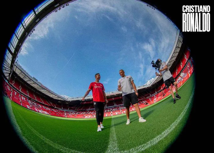 Ch&ugrave;m ảnh: Cristiano Ronaldo trở lại s&acirc;n Old Trafford - Ảnh 12.