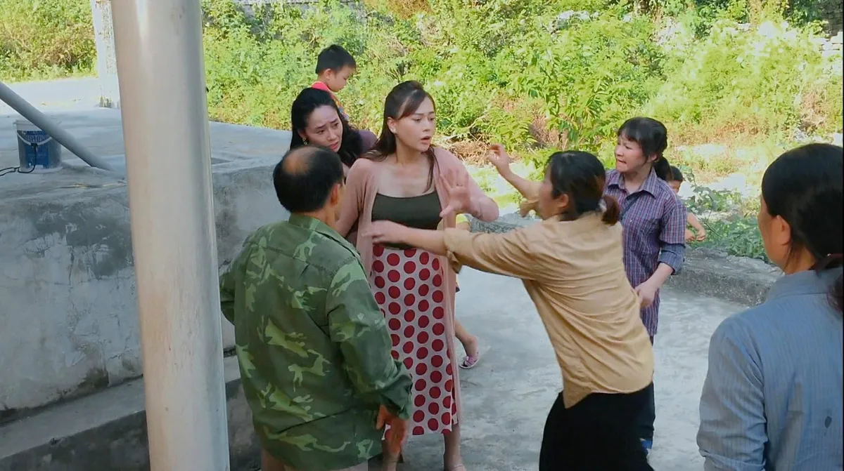 Hương vị t&igrave;nh th&acirc;n phần 2 - Tập 33: Nam được cả gia đ&igrave;nh chồng y&ecirc;u mến, Thy đố kỵ ra mặt - Ảnh 2.