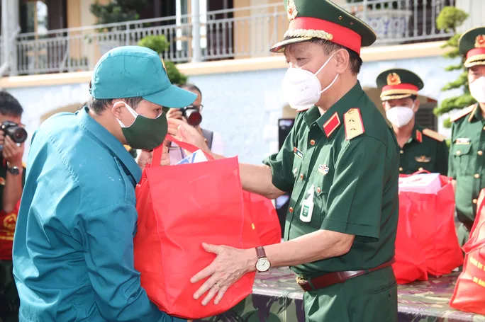 Bộ Quốc phòng tặng 100.000 phần quà và 4.000 tấn gạo cho người dân TP Hồ Chí Minh - Ảnh 2.