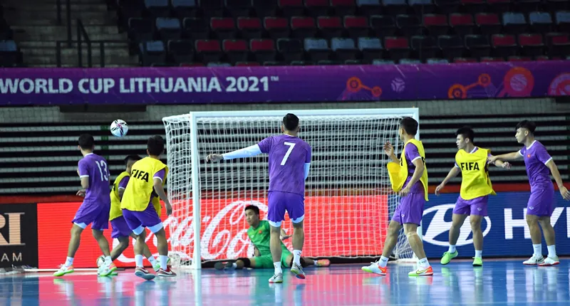 ĐT futsal Việt Nam làm quen sân thi đấu chính thức trận gặp Brazil - Ảnh 1.