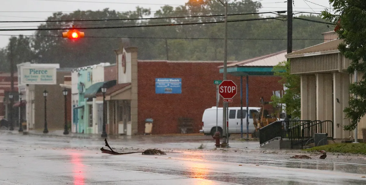 Bão Nicholas mang theo mưa lớn đổ bộ vào vùng ven biển Texas, Louisiana - Ảnh 3.