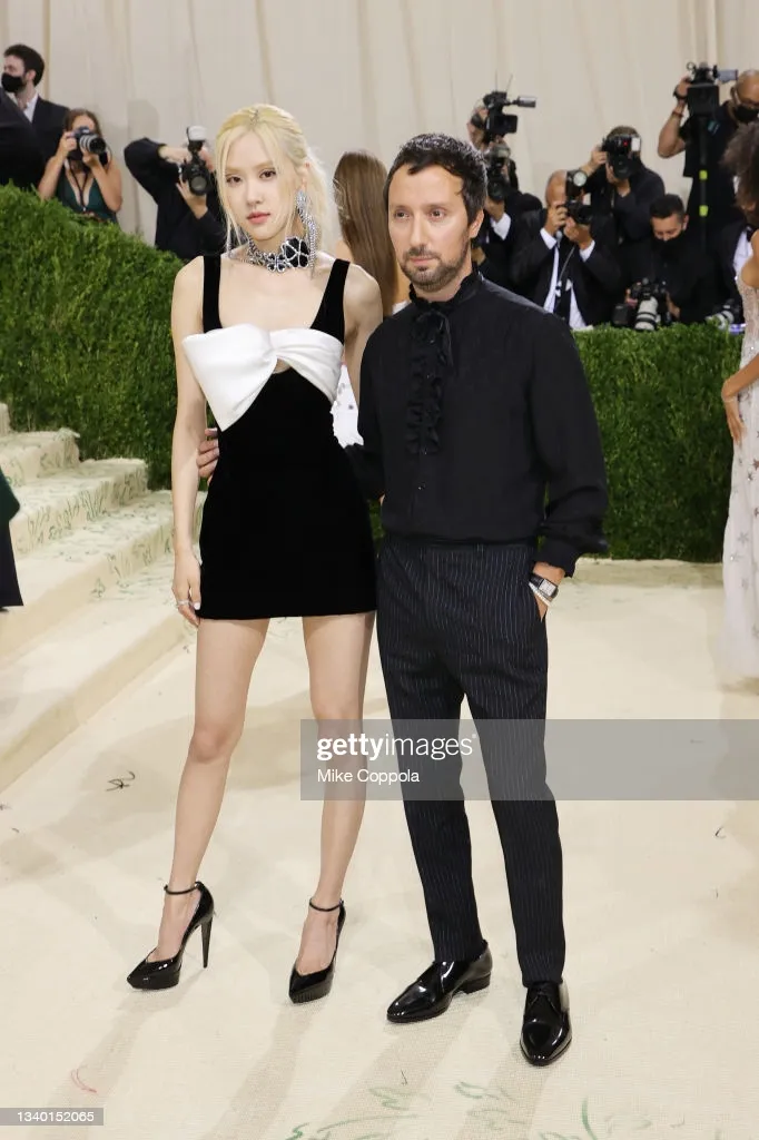 Met Gala 2021: Rosé (BLACKPINK) lần đầu tham dự, tay trong tay với Giám đốc sáng tạo YSL - Ảnh 2.