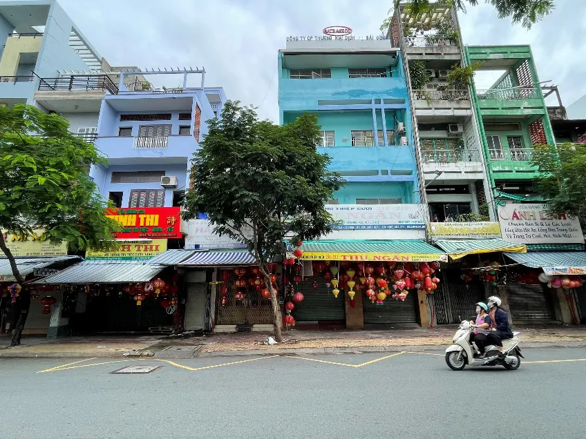 Phố lồng đ&egrave;n năm nay... tắt đ&egrave;n - Ảnh 1.