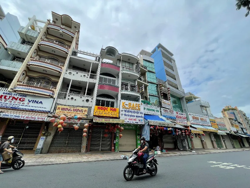 Phố lồng đ&egrave;n năm nay... tắt đ&egrave;n - Ảnh 2.