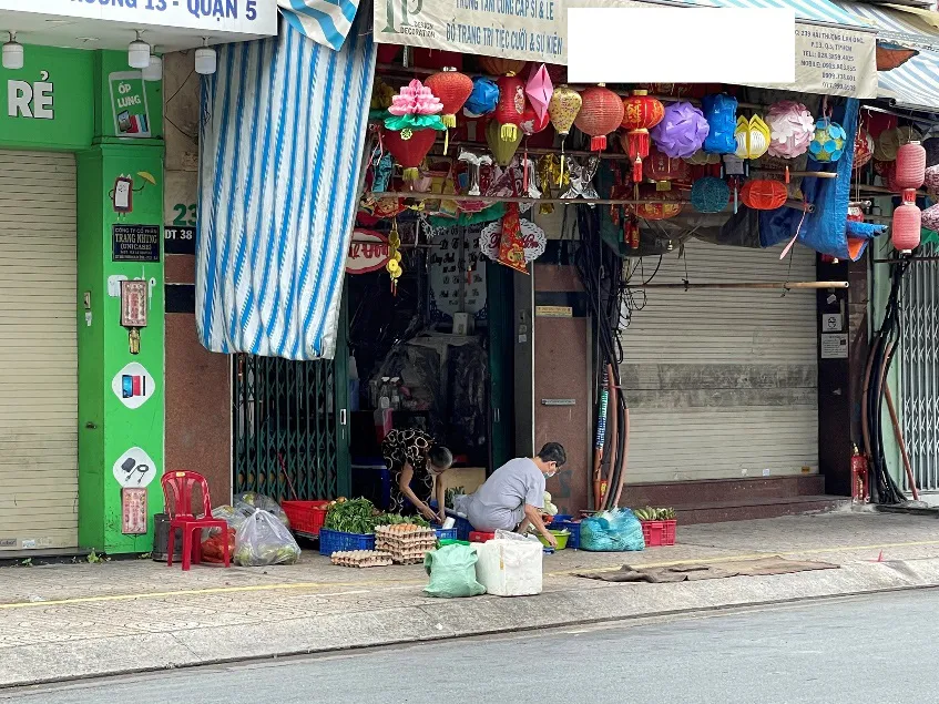 Phố lồng đ&egrave;n năm nay... tắt đ&egrave;n - Ảnh 3.