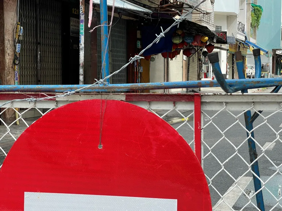 Phố lồng đ&egrave;n năm nay... tắt đ&egrave;n - Ảnh 6.