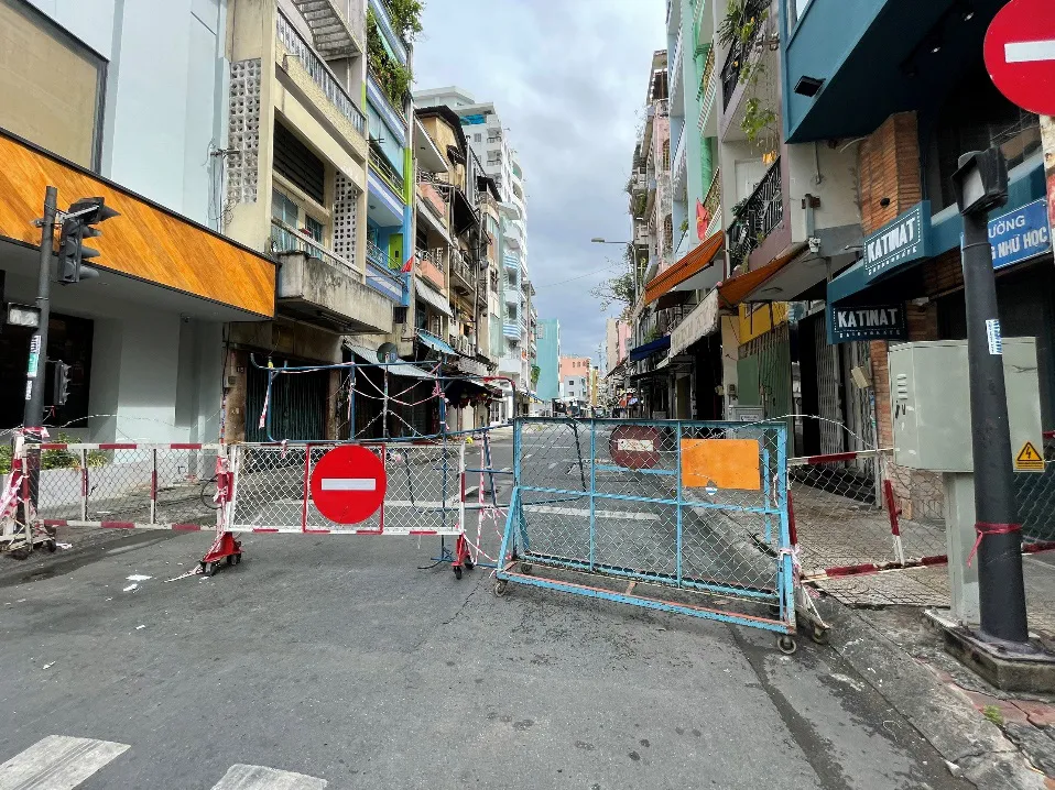 Phố lồng đ&egrave;n năm nay... tắt đ&egrave;n - Ảnh 7.