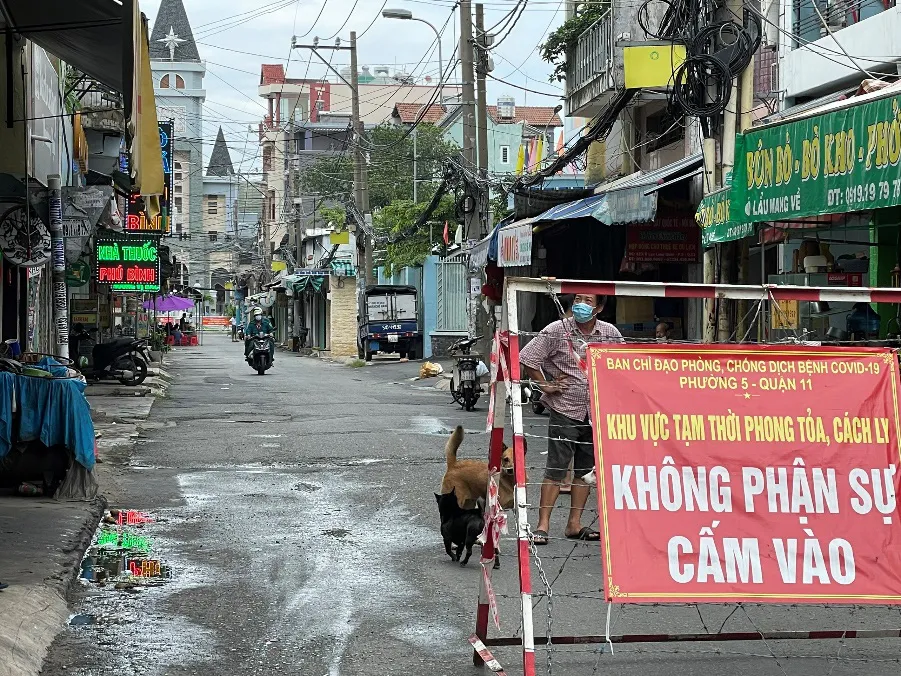 Phố lồng đ&egrave;n năm nay... tắt đ&egrave;n - Ảnh 9.