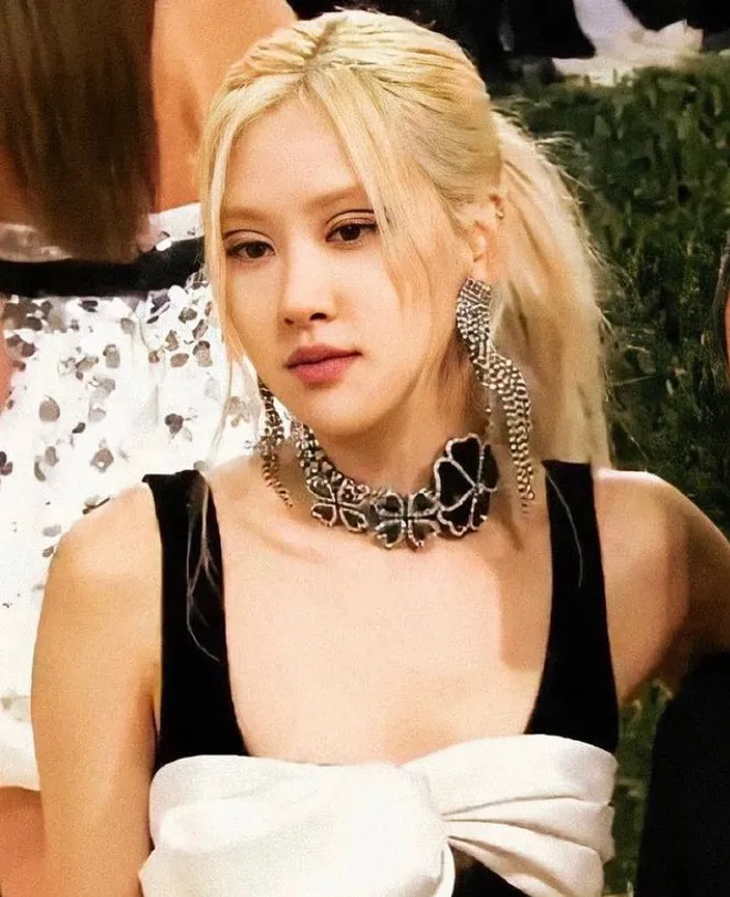 Met Gala 2021: Rosé (BLACKPINK) lần đầu tham dự, tay trong tay với Giám đốc sáng tạo YSL - Ảnh 3.