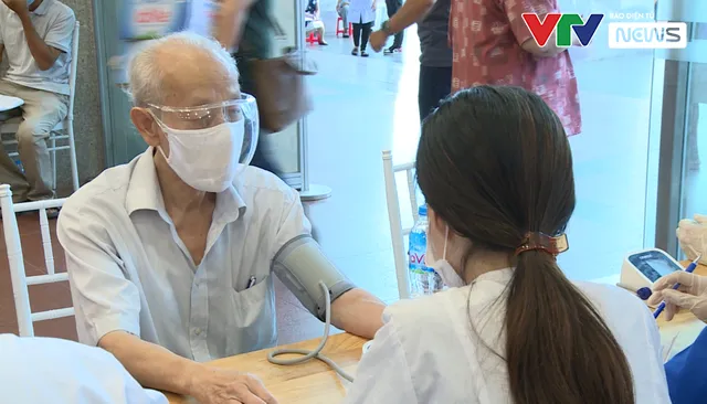 Hỗ trợ Hà Nội tiêm vaccine ngừa COVID-19 cho người cao tuổi, người có bệnh nền - Ảnh 2. Hỗ trợ Hà Nội tiêm vaccine ngừa COVID-19 cho người cao tuổi, người có bệnh nền - Ảnh 2.