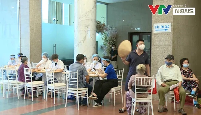 Hỗ trợ Hà Nội tiêm vaccine ngừa COVID-19 cho người cao tuổi, người có bệnh nền - Ảnh 1. Hỗ trợ Hà Nội tiêm vaccine ngừa COVID-19 cho người cao tuổi, người có bệnh nền - Ảnh 1.