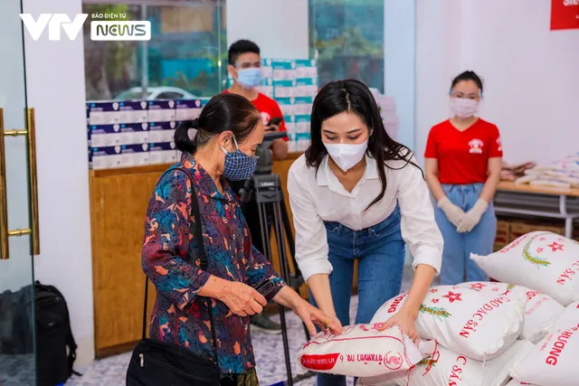 Hoa hậu Đỗ Thị Hà, Lương Thùy Linh cùng Siêu thị 0 đồng hỗ trợ nhu yếu phẩm cho người khó khăn - Ảnh 5.