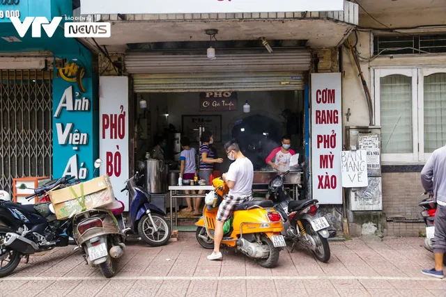 Khách hàng hồ hởi, quán ăn cháy hàng trong ngày đầu mở bán trở lại - Ảnh 3.