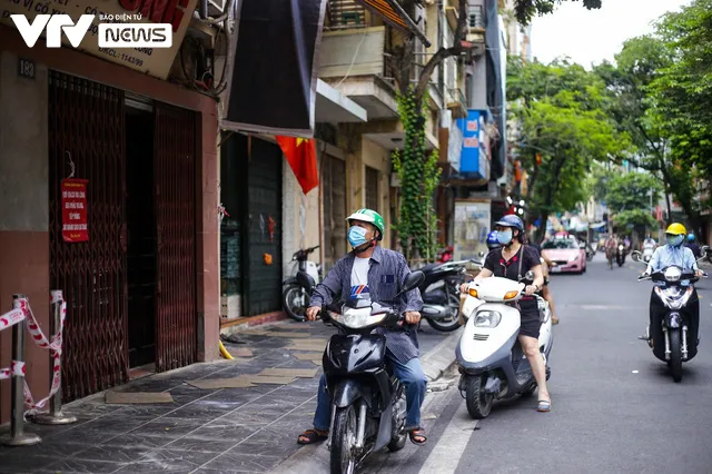 Hà Nội: Tạm đóng cửa tiệm bánh trung thu Bảo Phương vì để khách chen lấn - Ảnh 3.