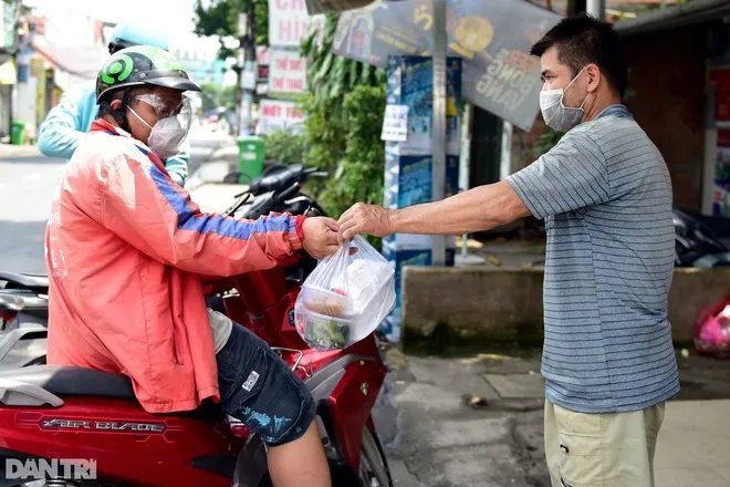 Chờ 2 tiếng, thưởng thêm tiền vẫn khó tìm được shipper ở TP Hồ Chí Minh - Ảnh 1.