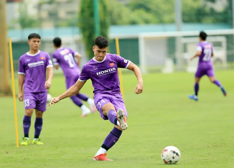 Cầu thủ ĐT U22 Việt Nam bắt đầu cảm nhận sức nóng của Vòng loại U23 châu Á 2022 - Ảnh 2. Cầu thủ ĐT U22 Việt Nam bắt đầu cảm nhận sức nóng của Vòng loại U23 châu Á 2022 - Ảnh 2.