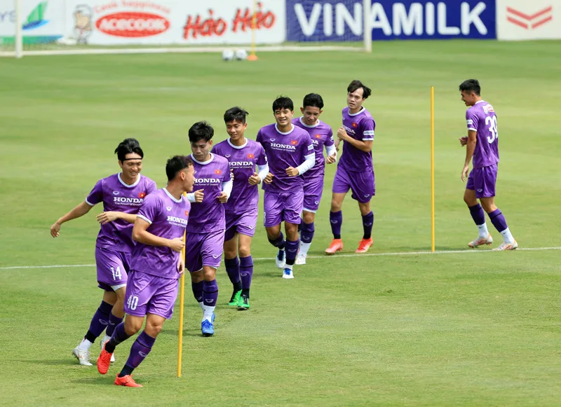Kh&ocirc;ng quản ngại nắng gắt, ĐT Việt Nam tiếp tục r&egrave;n thể lực chuẩn bị cho trận đấu với Trung Quốc v&agrave; Oman - Ảnh 1.