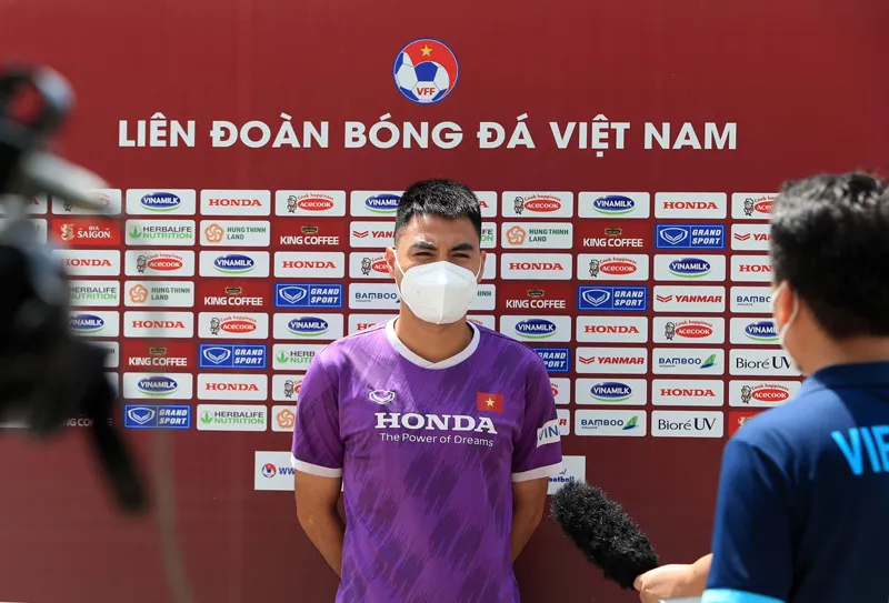 Kh&ocirc;ng quản ngại nắng gắt, ĐT Việt Nam tiếp tục r&egrave;n thể lực chuẩn bị cho trận đấu với Trung Quốc v&agrave; Oman - Ảnh 2.