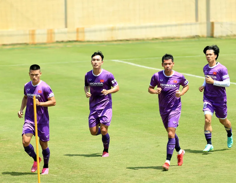 Kh&ocirc;ng quản ngại nắng gắt, ĐT Việt Nam tiếp tục r&egrave;n thể lực chuẩn bị cho trận đấu với Trung Quốc v&agrave; Oman - Ảnh 6.