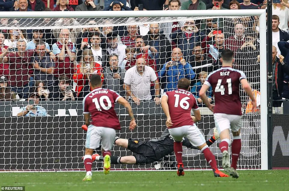 De Gea xuất sắc cản phá penalty, giữ lại 3 điểm cho Manchester United - Ảnh 4. De Gea xuất sắc cản phá penalty, giữ lại 3 điểm cho Manchester United - Ảnh 4.