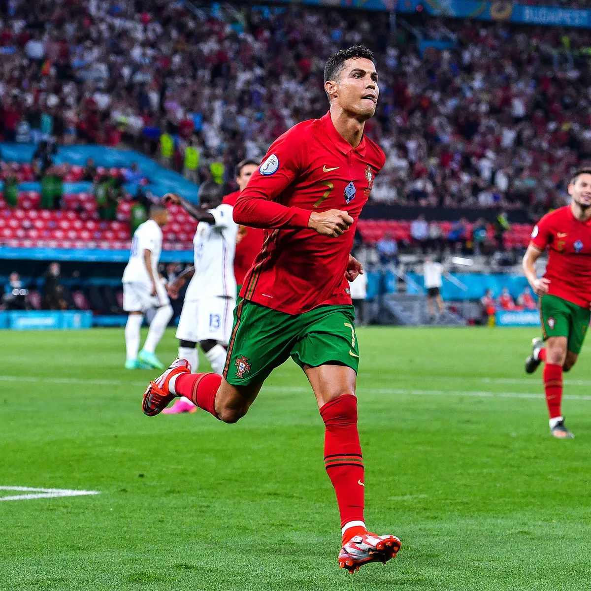 Ronaldo nói gì sau khi lập kỷ lục 111 bàn thắng cho ĐT Bồ Đào Nha? - Ảnh 3. Ronaldo nói gì sau khi lập kỷ lục 111 bàn thắng cho ĐT Bồ Đào Nha? - Ảnh 3.