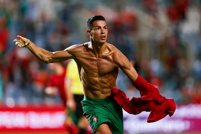 Ronaldo lập kỷ lục ghi bàn, Bồ Đào Nha ngược dòng nghẹt thở - Ảnh 2. Ronaldo lập kỷ lục ghi bàn, Bồ Đào Nha ngược dòng nghẹt thở - Ảnh 2.