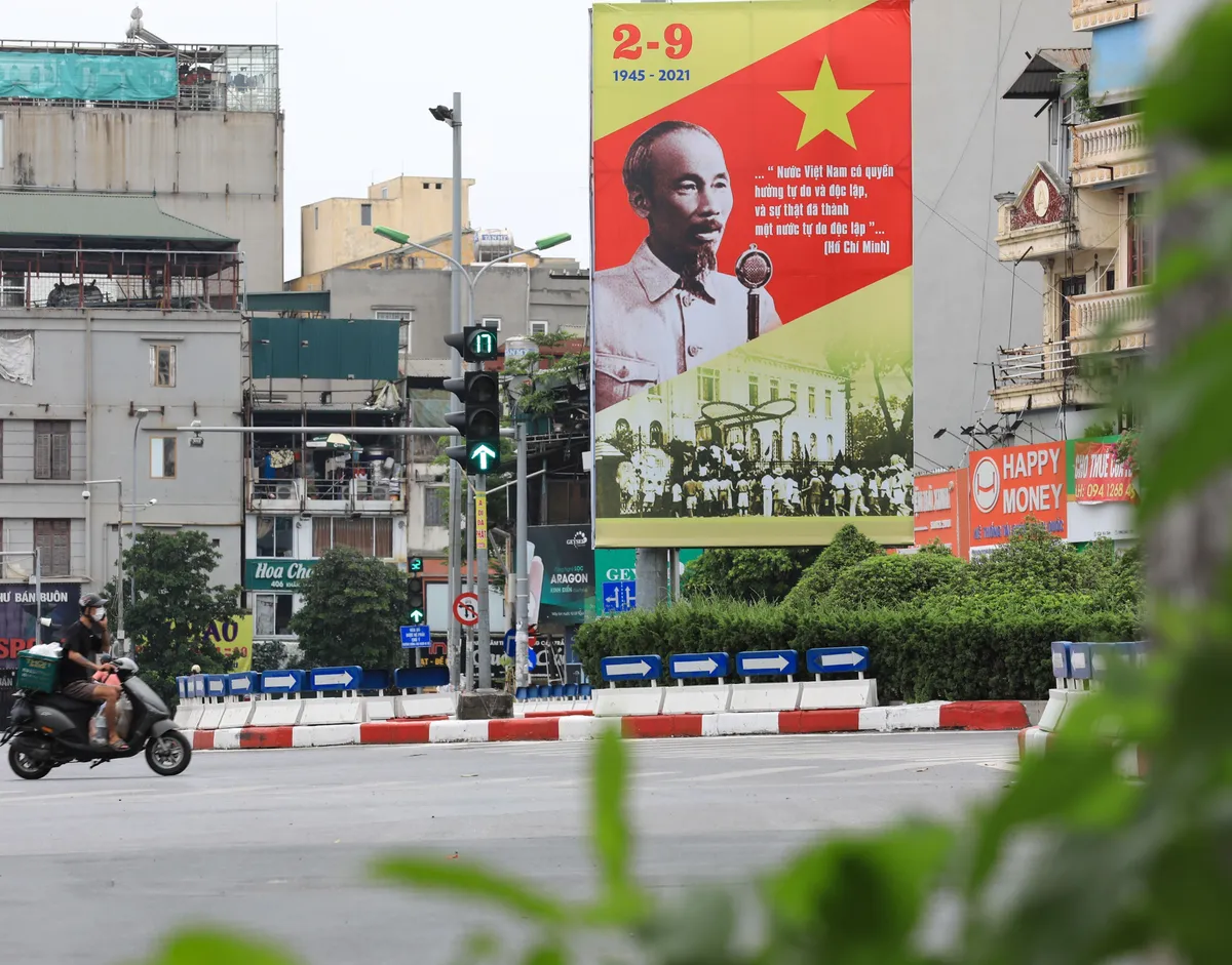 Hà Nội tĩnh lặng trong Ngày Quốc khánh ai ở đâu ở yên đó - Ảnh 3.