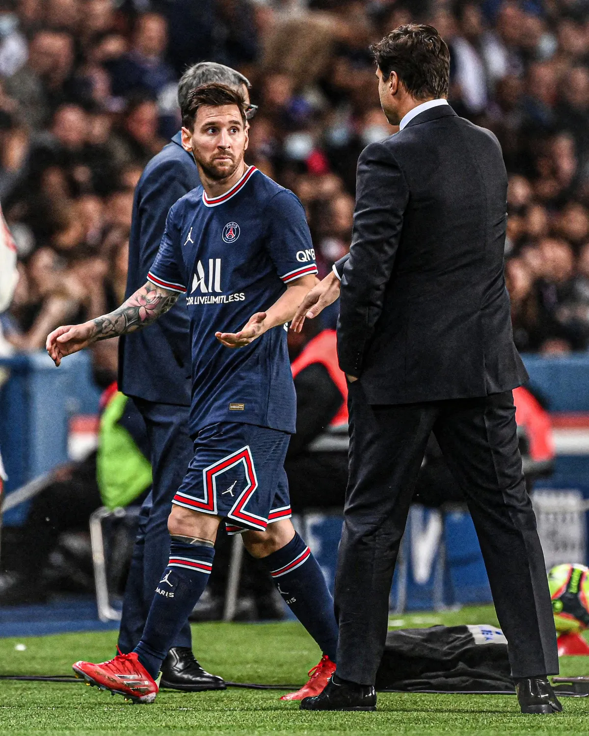 Messi phản ứng khi bị thay ra trong trận PSG gặp Lyon - Ảnh 1. Messi phản ứng khi bị thay ra trong trận PSG gặp Lyon - Ảnh 1.
