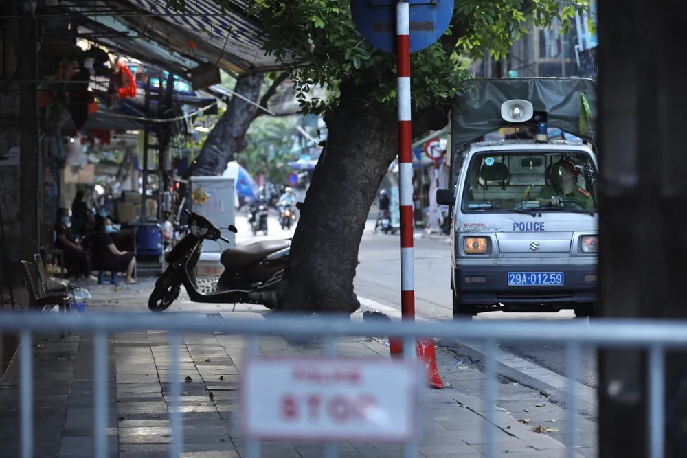 Trung thu vắng lặng chưa từng có trên phố Hàng Mã - Ảnh 3.