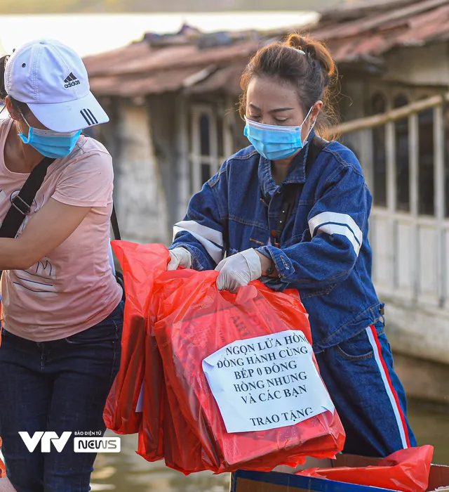 Tết Trung thu ấm áp của trẻ em nghèo nơi gầm cầu Nhật Tân - Ảnh 1.