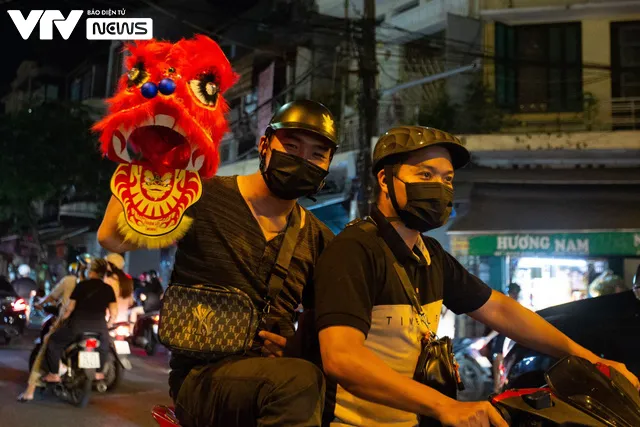 Phố Hàng Mã chặn chốt hai đầu, thủ phủ đồ chơi Trung thu ở Hà Nội vắng lặng - Ảnh 11.