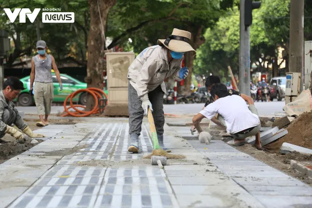 Người lao động Hà Nội vui mừng khi được đi làm trở lại sau chuỗi ngày làm việc tại nhà - Ảnh 5.