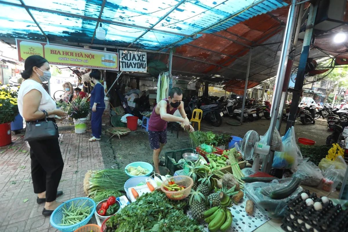 Nới lỏng giãn cách, người dân Hà Nội mua bán vui như Tết - Ảnh 2.