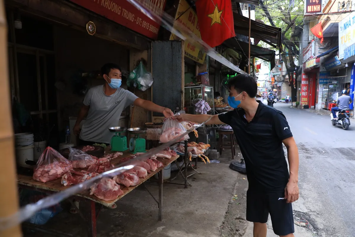 Nới lỏng giãn cách, người dân Hà Nội mua bán vui như Tết - Ảnh 1.