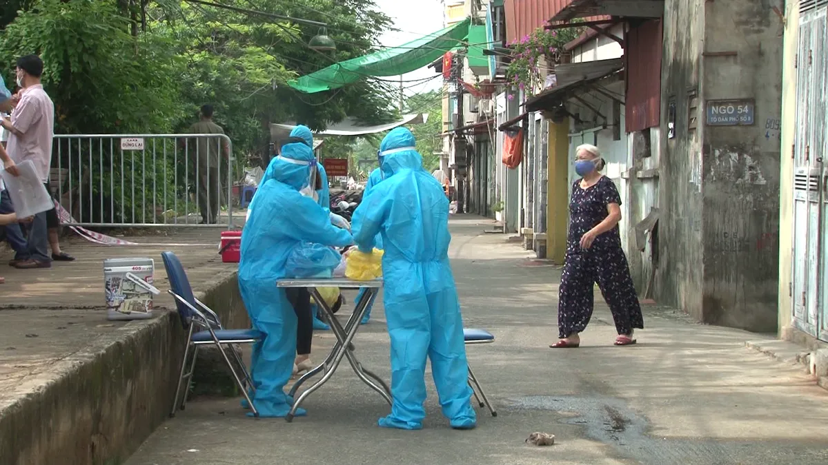 Khẩn trương khoanh vùng truy vết các trường hợp liên quan đến ca bệnh mới tại phường Kiến Hưng - Ảnh 6. Khẩn trương khoanh vùng truy vết các trường hợp liên quan đến ca bệnh mới tại phường Kiến Hưng - Ảnh 6.