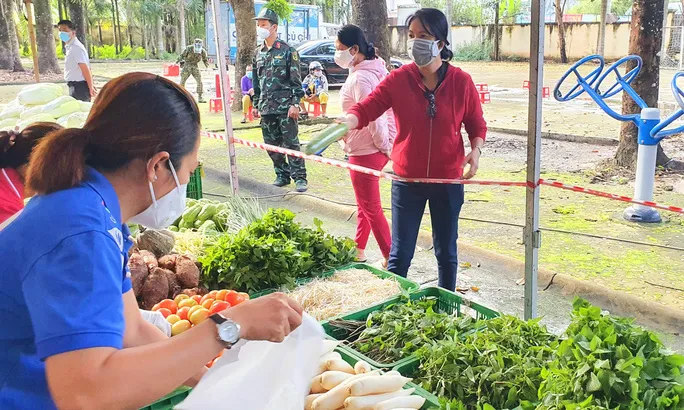 TP Hồ Chí Minh khởi động chợ dã chiến trong nội thành - Ảnh 1.