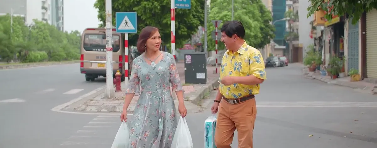 11 th&aacute;ng 5 ng&agrave;y - Tập 25: B&agrave; V&acirc;n chết lặng bắt gặp &ocirc;ng Tiến b&ecirc;n t&igrave;nh mới - Ảnh 1.