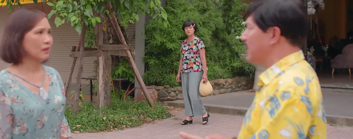 11 th&aacute;ng 5 ng&agrave;y - Tập 25: B&agrave; V&acirc;n chết lặng bắt gặp &ocirc;ng Tiến b&ecirc;n t&igrave;nh mới - Ảnh 2.