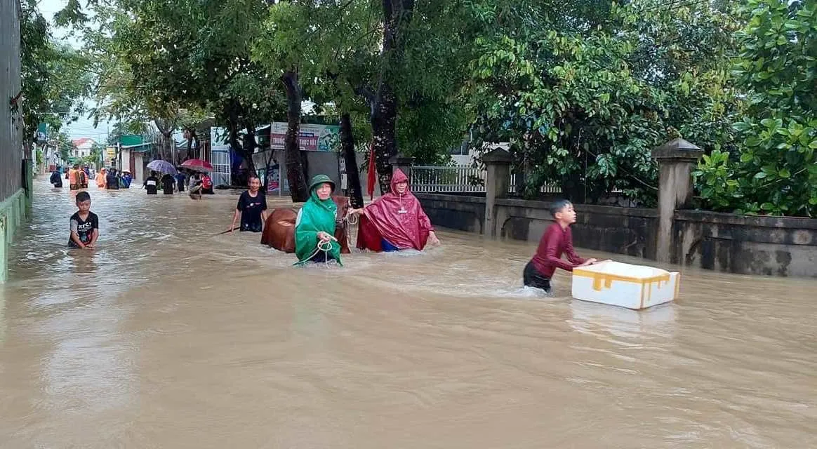 Mưa lớn gây sạt lở nhiều tuyến đường ở Nghệ An, Hà Tĩnh - Ảnh 4.