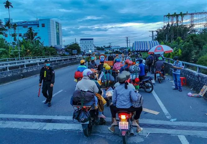 Người dân chạy xe máy về quê bị kẹt, ùn tắc tại cầu số 10 trên QL1A - Ảnh 1.