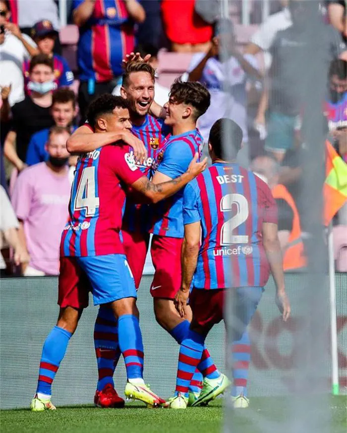 Barcelona thắng tưng bừng Levante trong ngày vắng Koeman - Ảnh 2. Barcelona thắng tưng bừng Levante trong ngày vắng Koeman - Ảnh 2.