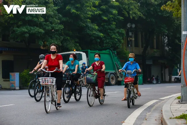 Hơn 2 tháng bó gối, người dân Hà Nội phấn khởi ra đường tập thể dục trở lại - Ảnh 1.