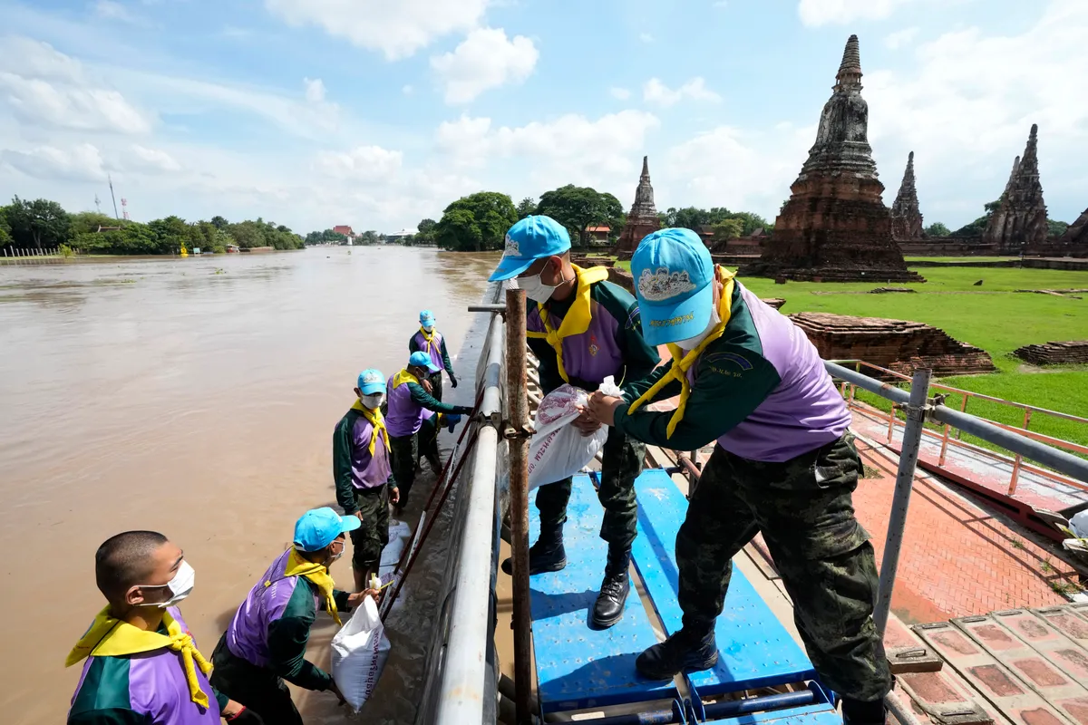 6 người thiệt mạng, 2 người mất tích trong trận lũ lụt do bão nhiệt đới Dianmu ở Thái Lan - Ảnh 4.