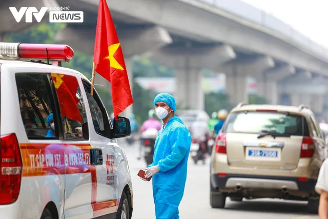 Dỡ niêm phong sau 1 tháng, hàng nghìn người dân Thanh Xuân Trung tay xách nách mang trở về nhà - Ảnh 1.