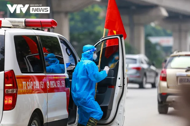 Theo chân những dũng sĩ tình nguyện 911 Mộ Lao chuyên chở F0 - Ảnh 1.