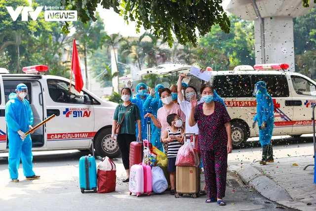 Theo chân những dũng sĩ tình nguyện 911 Mộ Lao chuyên chở F0 - Ảnh 18.