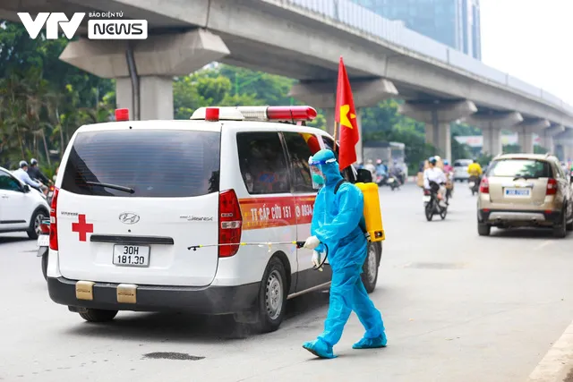 Theo chân những dũng sĩ tình nguyện 911 Mộ Lao chuyên chở F0 - Ảnh 19.